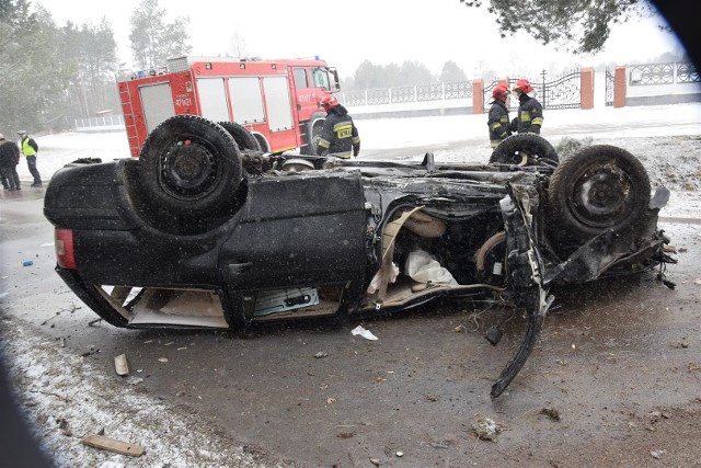 Do tego wypadku doszło w Siemiatyczach na ul. Wysokiej. 33-letni kierujący vw passatem wpadł w poślizg, uderzył w betonowy przepust i drzew. 