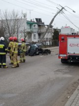 Grajewo. Poważny wypadek na ul. Przemysłowej. Kierowca audi uderzył w słup 