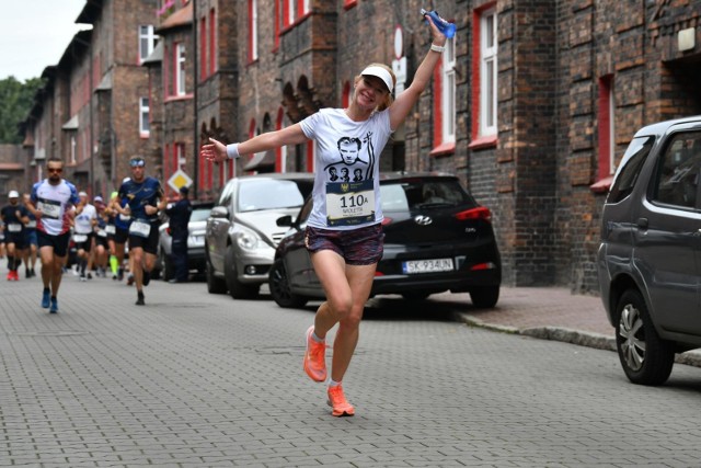 Trasa Silesia Marathonu wiodła między innymi przez Nikiszowiec.Zobacz kolejne zdjęcia. Przesuwaj zdjęcia w prawo - naciśnij strzałkę lub przycisk NASTĘPNE