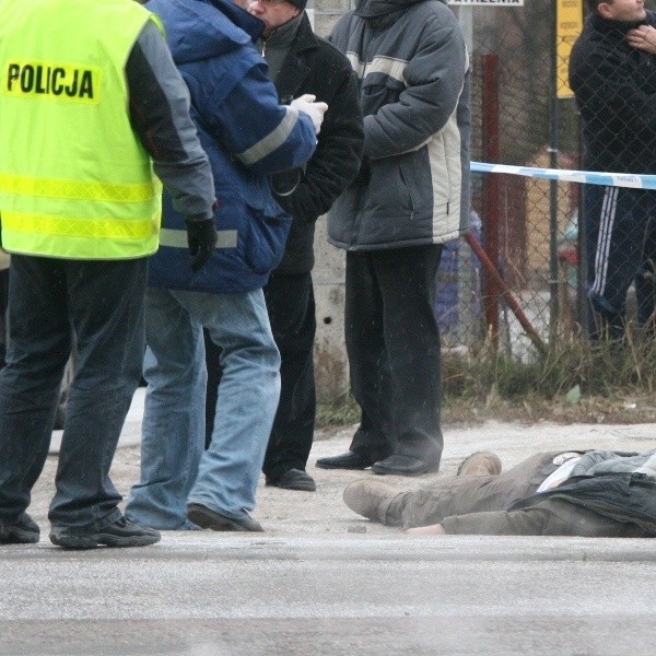 Policjanci twierdzą, że Niemiec zmarł po tym, jak założyli mu kajdanki. Świadkowie twierdzą, że mężczyzna został pobity przez funkcjonariuszy.