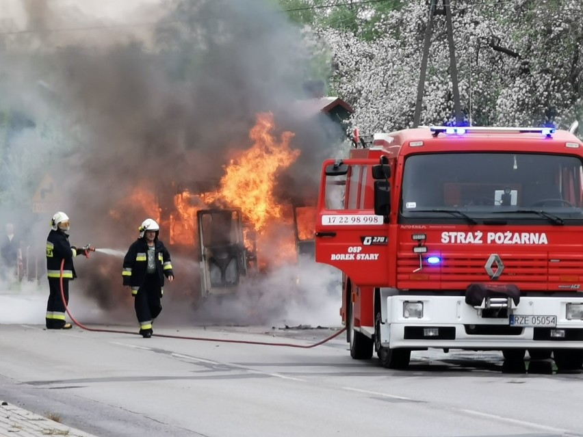 Pożar białego busa pod domem ludowym w Borku Starym. W akcji strażacy i policja [ZDJĘCIA INTERNAUTY]