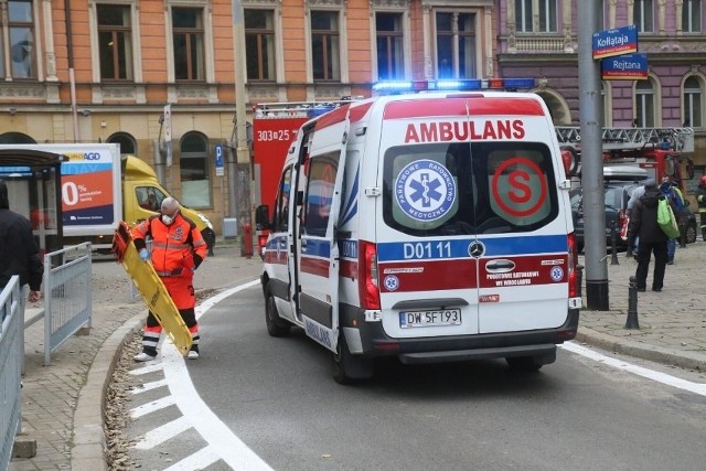 W niedzielę, 26 grudnia, po godz. 10:00 w Latowicach zasłabł na chodniku mężczyzna. Na miejsce przyjechały służby i rozpoczęły reanimację. Niestety, nie udało się go uratować.