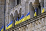 Poznań solidarny z Ukrainą. Stolica Wielkopolski wywiesiła ukraińskie flagi