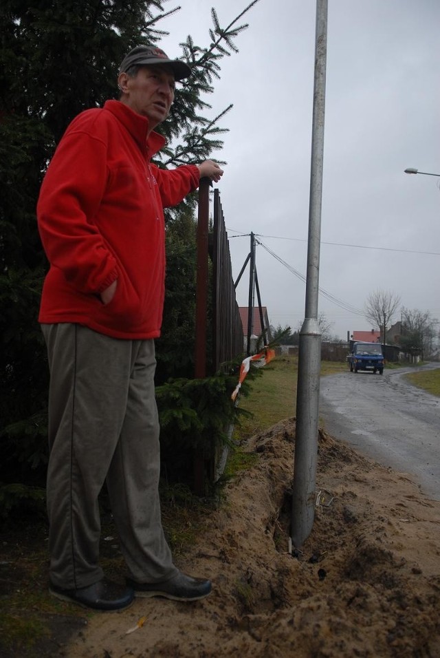 Zbigniew Kowalski zamówił firmę, która ogrodziła jego posesję. Choć i tak ma obawy czy płotu nie zdewastują mu ciężkie pojazdy, a potem gmina wymusi na nim oddanie kawałka gruntu.