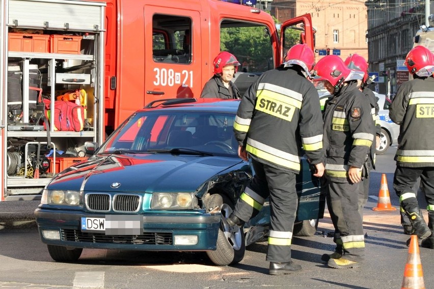 Wrocław: Wypadek w Śródmieściu, 4 osoby ranne. W tym dziecko i kobieta w ciąży (ZDJĘCIA)