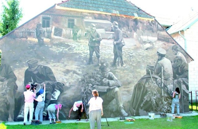 Młodzi studenci z Gdańska przez trzy dni pracowali nad wykonaniem w Wiźnie efektownego muralu. Artystyczną instalację już można oglądać. Mieszkańcom Wizny bardzo się podoba.
