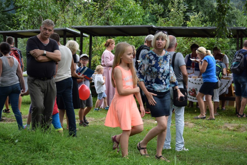 Szymbark. XV Panorama Kultur. W skansenie głośno gra muzyka, jest mnóstwo ludzi, są stoiska z rękodziełem, gospodynie częstują pysznościami