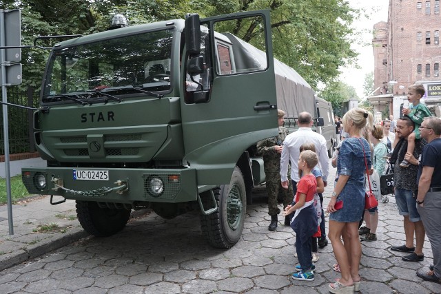 Piknik wojskowy w Źródliskach. Obchody Święta Wojska Polskiego w Łodzi