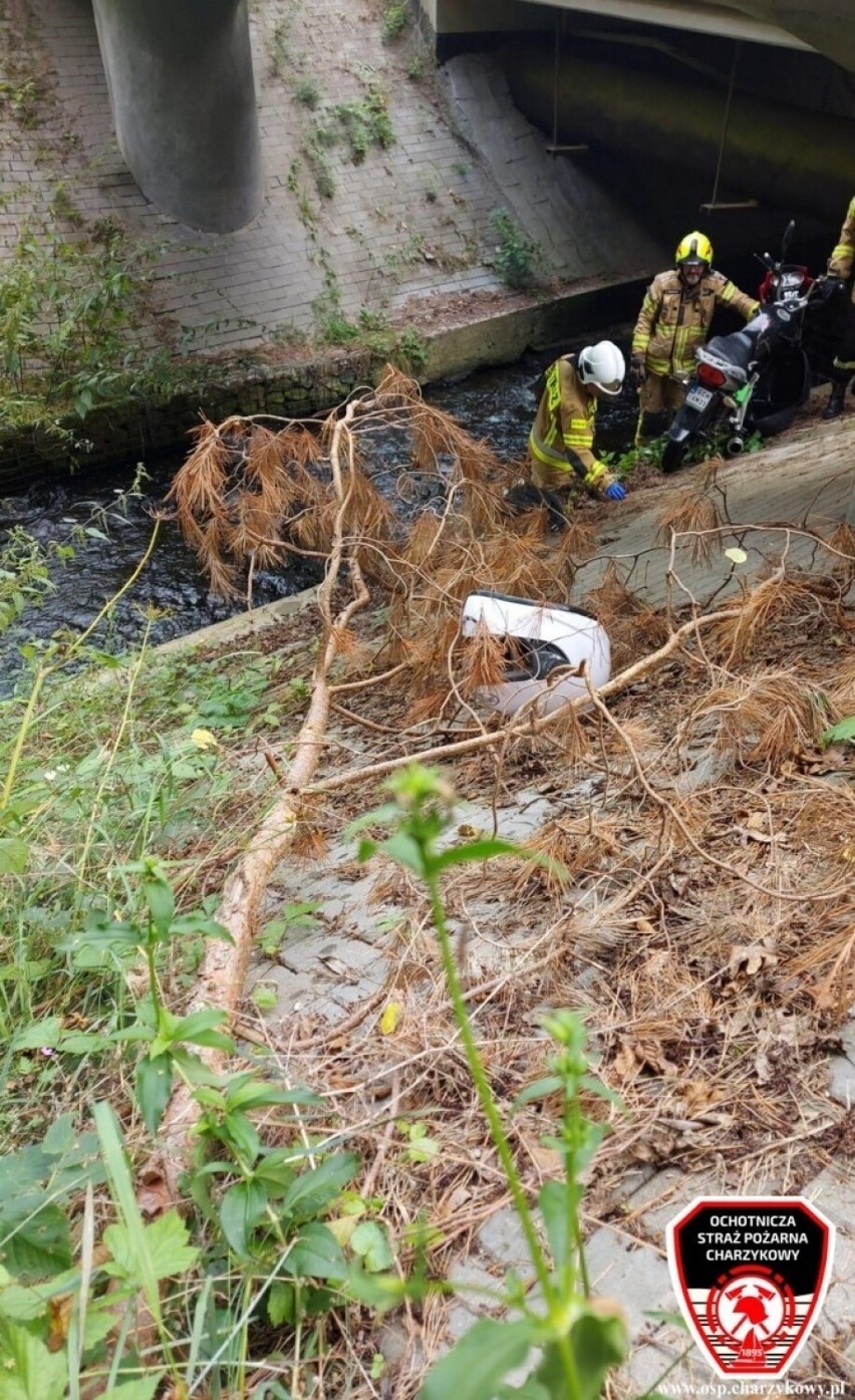 Groźny wypadek niedaleko Charzyków 15.08.2021 r. Motocyklista stracił panowanie nad pojazdem, który wpadł do rzeki!