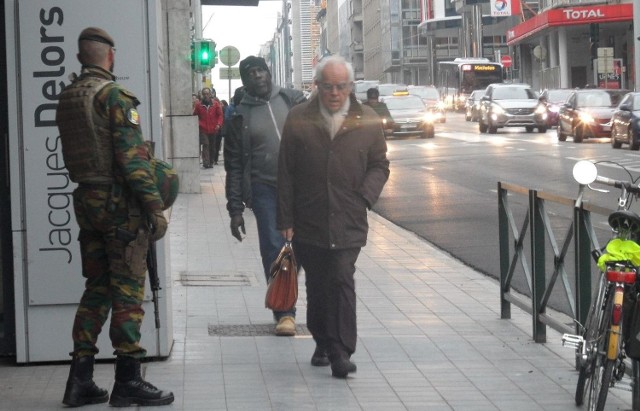 Żołnierze z karabinami maszynowymi pilnują bezpieczeństwa przy wszystkich obiektach Unii Europejskiej w Brukseli, terenów w rejonie metra i wszędzie tam, gdzie gromadzi się dużo ludzi. Na zdjęciu: przed siedzibą Komitetu Regionów Unii Europejskiej, Jaques Delors buliding
