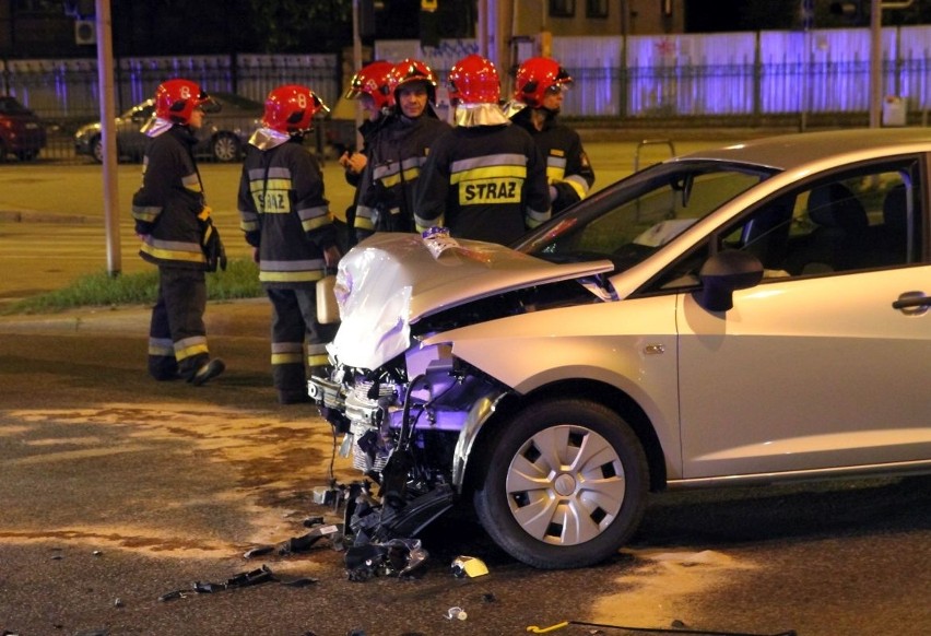 Wypadek na Wyszyńskiego. Honda na dachu, policjant ranny