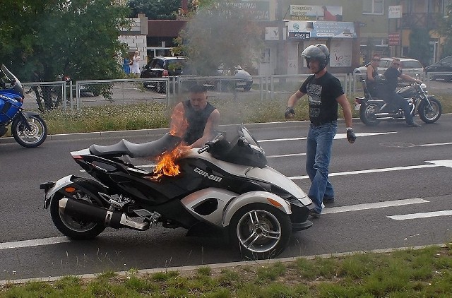 W Inowrocławiu trwa jubileuszowy X Zlot Motocyklowy "Na soli". Podczas parady pojazdów ulicami miasta w płomieniach stanął trójkołowiec