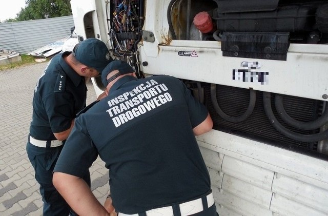 Inspekcja Transportu Drogowego kontrolowała ciężarówki. Kierowcy zostali ukarani mandatami.