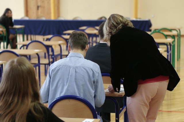 Egzamin ósmoklasisty i matura dla uczniów z Ukrainy. Czy będą udogodnienia? Przedłużony został termin składania deklaracji egzaminacyjnych.