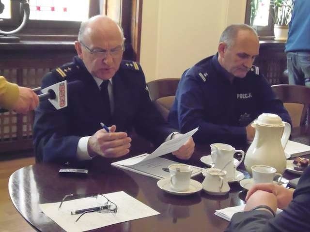 Komendant Straży Miejskiej Jan Przeczewski oraz pierwszy zastępca komendanta miejskiego policj Wiesław Dziadkowiec bardzo chwalą mieszkańców za to, że ci wiedzą coraz lepiej, z jakimi sprawami do kogo się zwracać