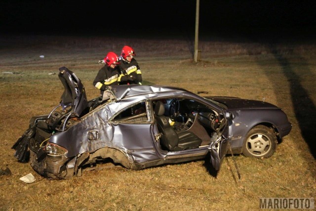 Wypadek na krajowej 45 w Zawadzie pod Opolem. Kierowca osobowego mercedesa nie zachował ostrożności, zjechał na pobocze i uderzył w drzewo. Do wypadku doszło około godziny 21.30. Na miejsce zostali wezwani strażacy i ratownicy medyczni. Mimo podjętej reanimacji kierowcy nie udało się uratować. Policja i prokurator ustalają teraz okoliczności wypadku. Droga krajowa 45 w tym miejscu była przez kilka godzin zablokowana.