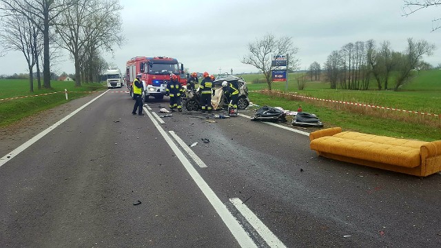 Bargłów Kościelny. Śmiertelny wypadek na DK 61. Tir czołowo zderzył się z osobówką (zdjęcia)