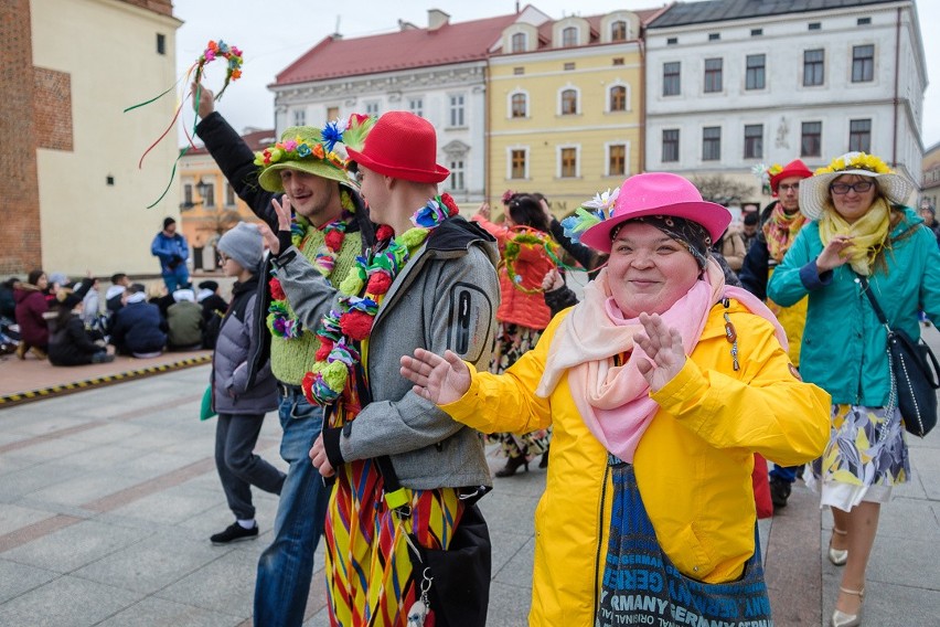 Tarnów. Happening pt. „Pranie sztuki po zimie” [ZDJĘCIA]