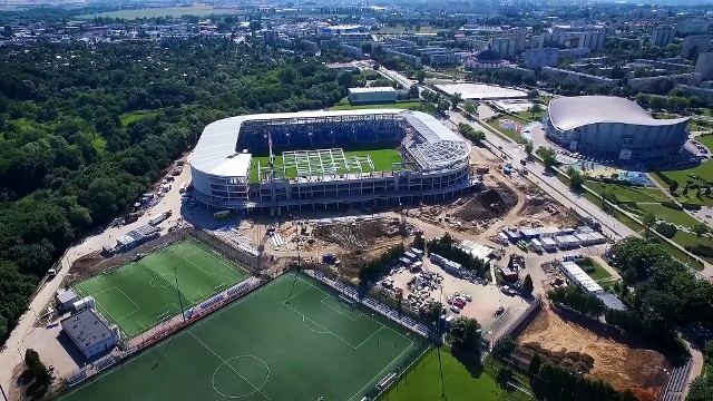 PKO Ekstraklasa. W Płocku żyją teraz najszczęśliwsi kibice. Wisła po dwóch kolejkach przewodzi tabeli z bilansem bramkowym 7-0. Obiecująco wyglądają też postępy prac na budowie stadionu. Wisła od dłuższego czasu wpuszcza niewiele ponad 3 tys. widzów. Fani zajmują miejsca na jedynej z czterech gotowych trybun. Na pozostałych wciąż trwają prace; oprócz krzesełek brakuje około 40 procent dachu i wykończenia zaplecza. Gdy pracownicy skończą budowę, na której przebywają dokładnie od dwóch lat, do dyspozycji będzie prawie 15 tys. miejsc. Jest szansa, że stanie się tak jeszcze w tym roku (termin oddania do użytku to ostatni dzień listopada). Inwestycja pochłonie co najmniej 160 mln złotych. Wciąż nie wiadomo kiedy i z kim odbędzie się mecz "powitalny". Wisła razem z Miastem Płock planuje zaprosić zagranicznego gościa, z mocnej ligi. 