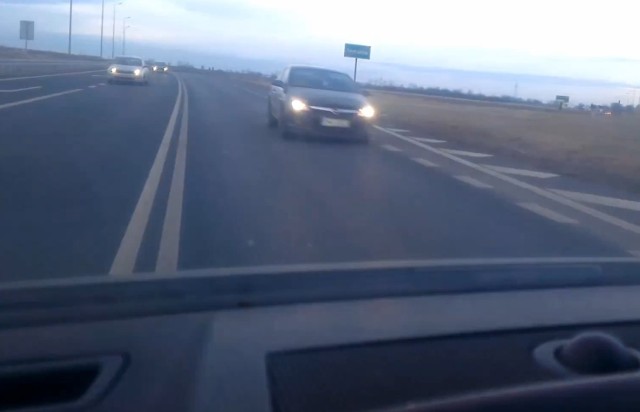 Kierowca opla jedzie "na czołówkę" pod Oleśnicą