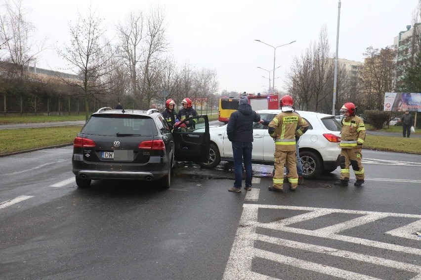 Według wstępnych ustaleń kierujący samochodem osobowym marki...