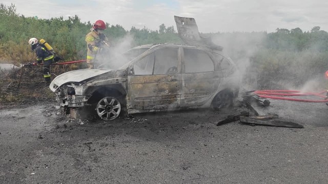 Do pożaru samochodu marki renault doszło na drodze powiatowej w miejscowości Szczutki.
