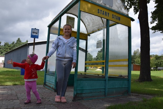 Podczas wakacji w starej wiacie w Starym Stawie lubią bawić się dzieci. - Fajny domek - mówią