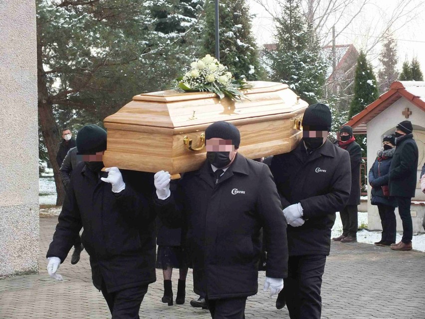 Tłumy ludzi na pogrzebie znanego lekarza Andrzeja Niewczasa. Doktor przez lata przyjmował pacjentów w Starachowicach i Ostrowcu [ZDJĘCIA]