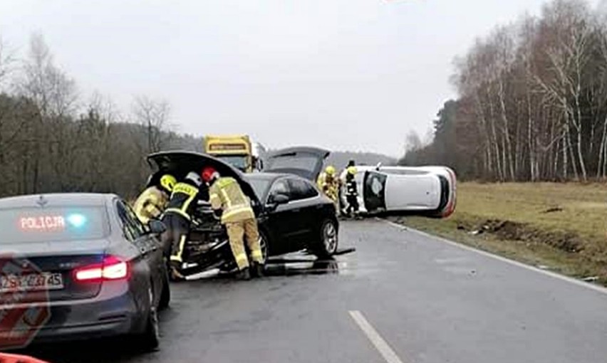 Zderzenie samochodów na chociwelce. Rozbite porsche i renault. Jedna osoba ranna 