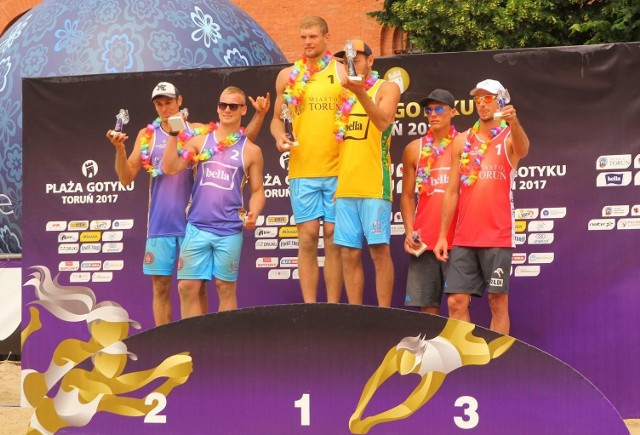 Bartłomiej Kiernoz i Bartek Malec (z lewej) zajęli drugie miejsce w turnieju Plaża Gotyku. Kacper Kujawiak (drugi z prawej) grając w parze z Mariuszem Prudlem zajął trzecią lokatę.