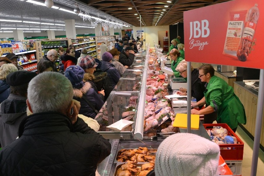 Tłumy na otwarciu sklepu Zbyszko na kieleckim Barwinku 