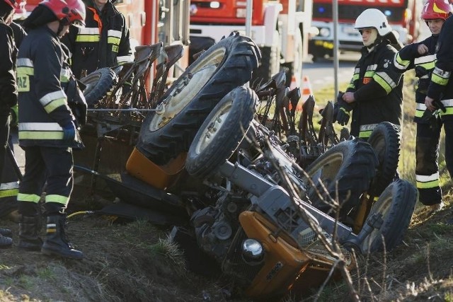 Groźny wypadek w Żelazkowie pod Kaliszem. Na drodze w kierunku Tykadłowa samochód osobowy zderzył się z ciągnikiem rolniczym. Traktor wpadł do przydrożnego rowu, przewrócił się do góry kołami i przygniótł kierowcę.Przejdź do kolejnego zdjęcia --->