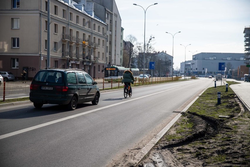 Tak się jeździ rowerzystom na ul. Jurowieckiej. Bezpiecznie...