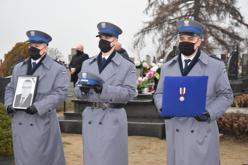 Pogrzeb Grzegorza Jankowskiego w Rychłocicach. Cenionego samorządowca i policjanta żegnały setki osób