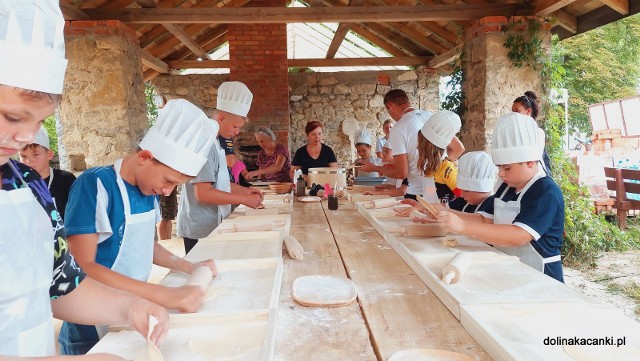 Dzieci chętnie wzięły udział w warsztatach pieczenia chleba