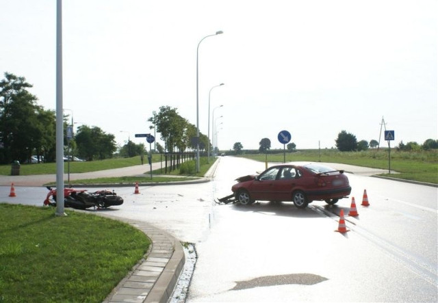 Ul. Armii Krajowej. Wypadek. Toyota zderzyła się z motocyklem (zdjęcia)