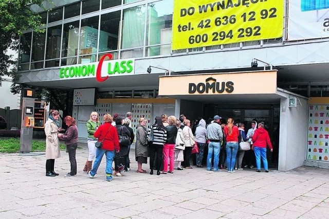 Na otwarcie sklepu z używaną odzieżą przy ul. Piotrkowskiej czekało blisko 70 osób.