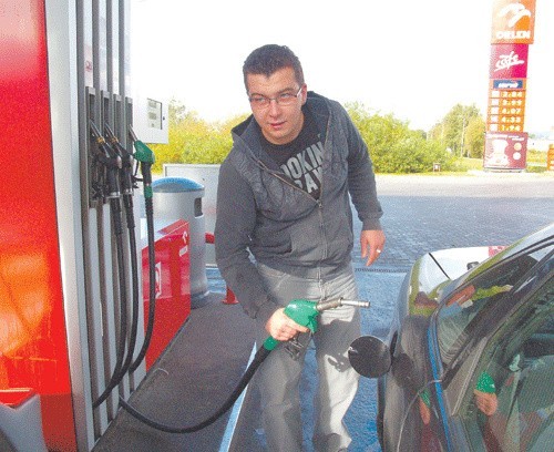Mateusz Zawadzki z Połczyna Zdroju tankuje benzynę w Białogardzie. Dlaczego? &#8211; Jestem zadowolony z niskich cen &#8211; mówi. &#8211; W Połczynie za litr trzeba zapłacić 4,29 złotego, a tutaj 4,07 złotego. 