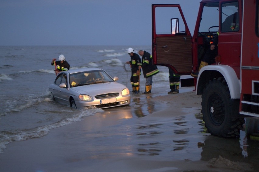 Samochód wjechał do morza w miejscowości Jantar. Wyciągnęli go z wody strażacy z OSP [ZDJĘCIA]