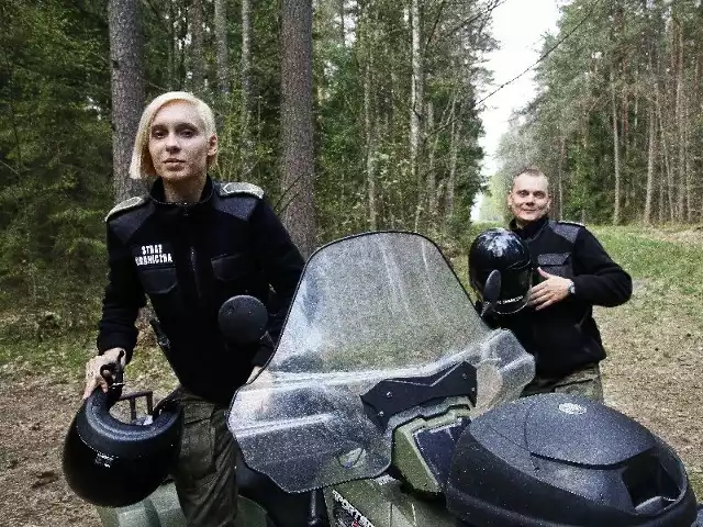 Wśród 1800 funkcjonariuszy straży granicznej 300 to kobiety. Jedną z nich jest Wioleta Szwedko, na zdjęciu z Marcinem Sroką