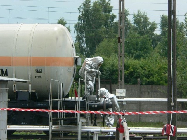 Strażacy z jednostki ratownictwa chemicznego z Pionek zajęli się uszczelnieniem instalacji przy kolejowej cysternie.