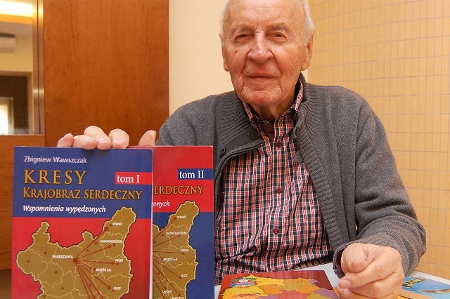 Zbigniew Wawszczak, absolwent historii i dziennikarstwa na UJ, pracę dziennikarza rozpoczął po studiach w 1956 r. Pracował w Radiu Rzeszów, jest autorem setek audycji, publikował w "Nowinach Rzeszowskich&#8221; i tygodniku "Widnokrąg&#8221;, w miesięczniku "Profile&#8221;, Prometej&#8221;, a po 1989 r. w Nowinach i "Dzienniku Obywatelskim A-Z&#8221;. Wielokrotnie nagradzany za dziennikarskie materiały. Autor książek: "Bracia Działowscy&#8221; oraz "W kabinie Łosia i Wellingtona&#8221;, które okazały się w wydanej przez KAW serii "Miniatury lotnicze&#8221;. W ostatnich latach wydał bogate dzieła historyczne o Kresach: "Tam był nasz dom&#8221; oraz "Kresy, krajobraz serdeczny&#8221; w dwóch tomach.