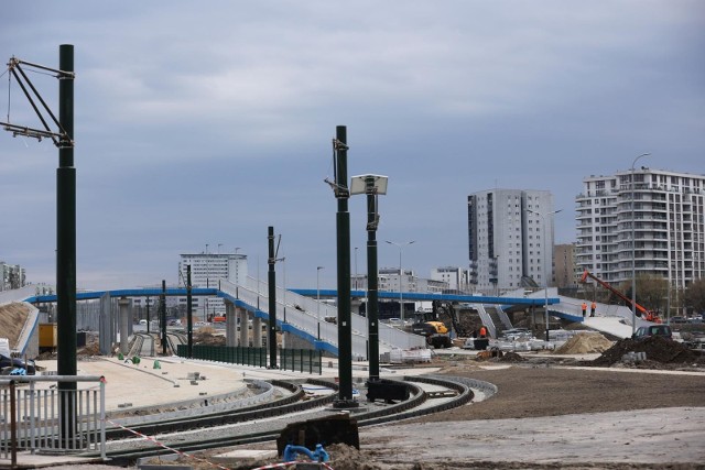 Kraków, budowa linii tramwaju Krowodrza Górka-Górka Narodowa. To obecnie największa i najważniejsza inwestycja infrastrukturalna w północnej części Krakowa. Początek nowej trasy tramwajowej o długości ponad 5 km znajduje przy istniejącej pętla Krowodrza Górka, u zbiegu ulic Bratysławskiej, dr. Twardego i Wybickiego. Następnie linię poprowadzono w kierunku północnym do ul. Pachońskiego, gdzie tramwaj skręci w prawo w kierunku wschodnim i pojedzie wzdłuż ulic Pachońskiego i Siewnej. W rejonie ul. Bociana projektowana trasa tramwajowa skręca na północ w kierunku ulic Kuźnicy Kołłątajowskiej i Banacha aż do pętli autobusowo-tramwajowej z nowoczesnym dworcem. Bezpośrednio nad pętlą zlokalizowany będzie wielopoziomowy parking P&R wraz ze stanowiskami postojowymi przystosowanymi do ładowania pojazdów elektrycznych.