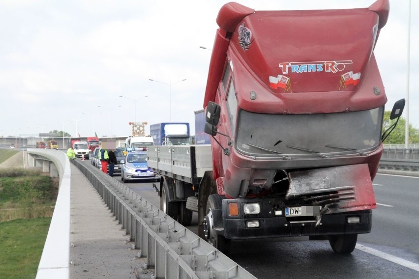 Pożar ciężarówki na AOW. Utrudnienia w kierunku Warszawy (ZDJĘCIA)