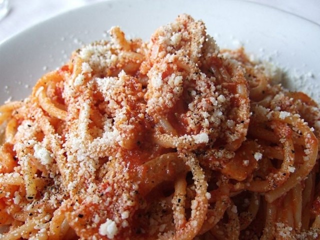 Pikantne spaghetti z boczkiem i parmezanem to danie, które przygotujemy w kilkanaście minut.