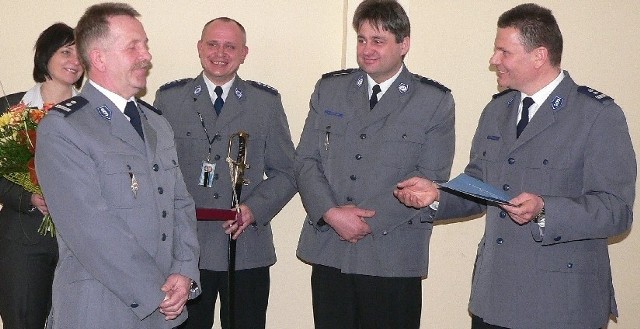 Wicekomendanta buskiej policji Marka Rupniewskiego (z lewej) pożegnał także Mirosław Schossler (pierwszy z prawej), świętokrzyski komendant policji.