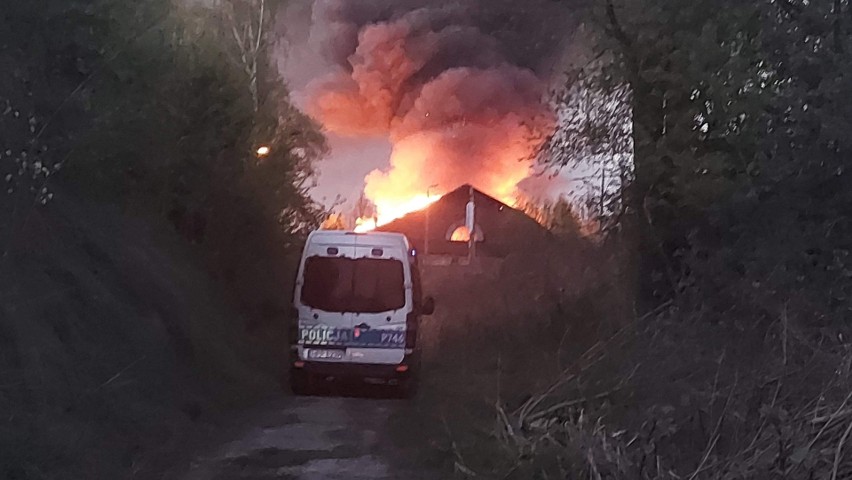 Bielsko-Biała. Pożar starej parowozowni przy dworcu PKP. Ogień gasiło 11 zastępów straży pożarnej, słup dymu widoczny był z wielu klometrów