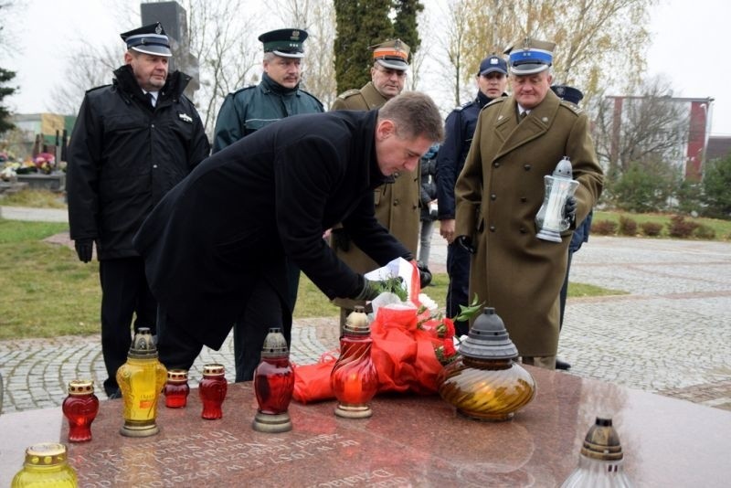 Złożenie kwiatów na grobach ofiar katastrofy w Smoleńsku (zdjęcia)