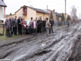 Aleksandrów Kujawski. Mieszkańcy posesji przy ulicy Wierzbowej mają dość błota. Niektórym marzy się przeniesienie ulicy do gminy wiejskiej