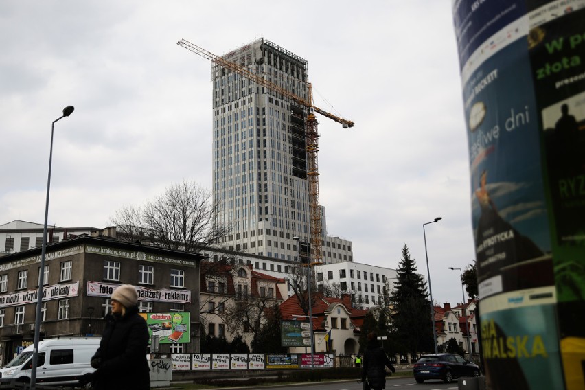 Kraków. Szkieletor zmienił się w Unity Tower. Ze względu na koronawirusa wprowadzono specjalne środki bezpieczeństwa [ZDJĘCIA]